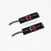 Черные кожаные наручники с красным декором и строчкой - Crazy Handmade - купить с доставкой в Кисловодске
