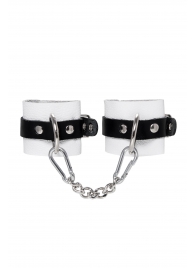 Бело-черные кожаные наручники с одним ремешком с люверсами - Pecado - купить с доставкой в Кисловодске