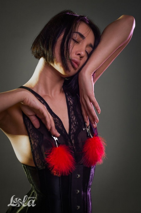 Зажимы на соски с красным пухом Euphoric - Lola Games - купить с доставкой в Кисловодске